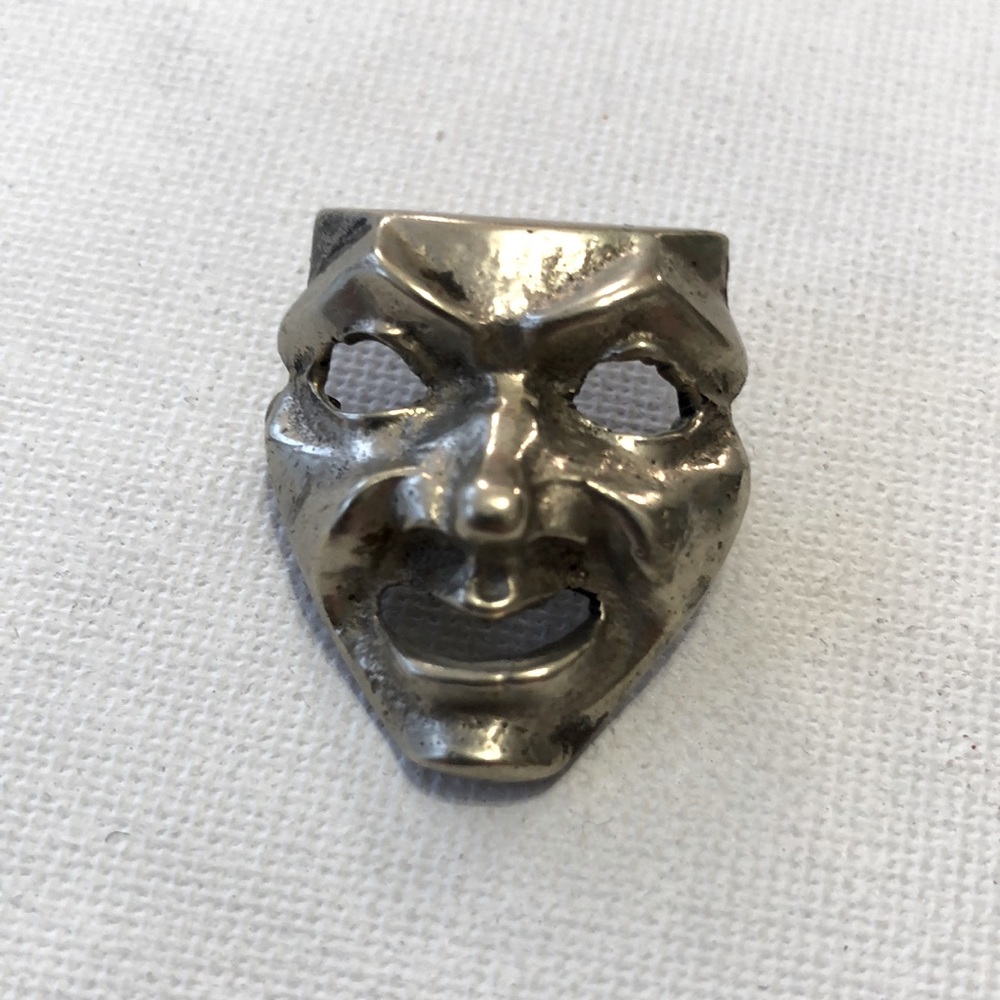 Mask clothing pin